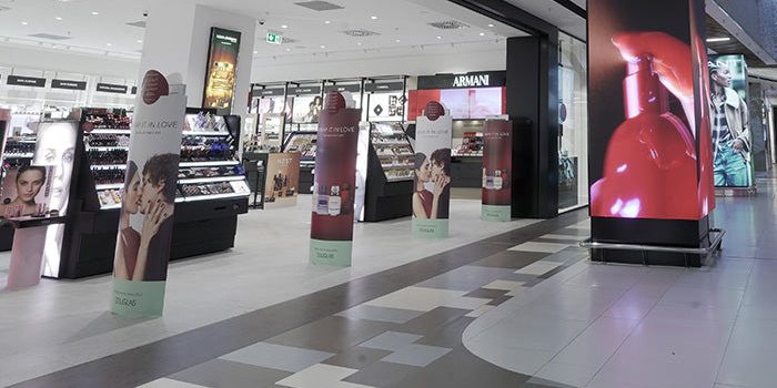Poster LED cu reclamă la intrarea unui magazin dintr-un mall