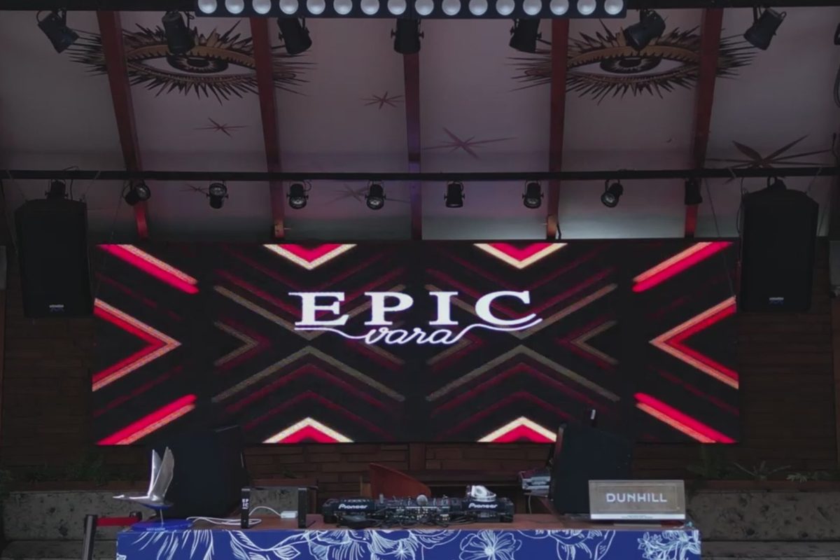 Ecran LED pe scena acoperită a unei terase, seara